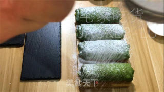 抹茶奶冻毛巾卷，清新抹茶、丝滑奶冻、甜蜜奶油，给人带来别样的舌尖享受。的做法步骤：27