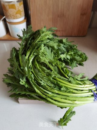 茼蒿两吃的做法步骤：1