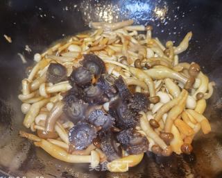 海参炒杂菇的做法步骤：6