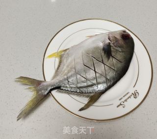 浇汁鲳鱼的做法步骤：1