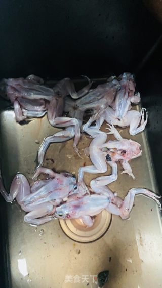泡椒牛蛙的做法步骤：1
