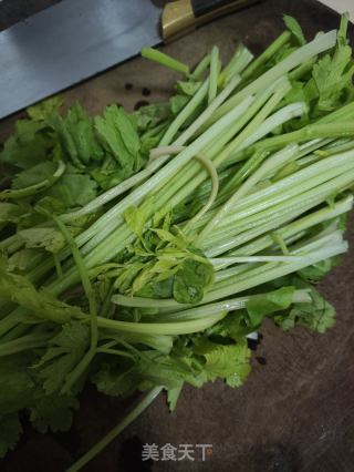 芹菜炒肉丝的做法步骤：1