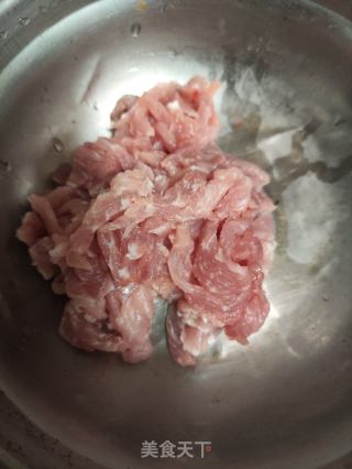 芹菜炒肉丝的做法步骤：2