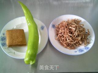 青椒香干炒大头菜丝的做法步骤：1