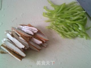 青椒香干炒大头菜丝的做法步骤：3