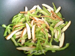 青椒香干炒大头菜丝的做法步骤：5