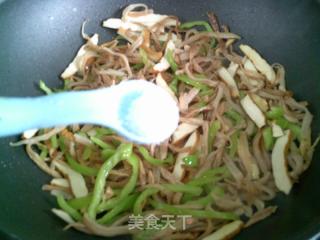 青椒香干炒大头菜丝的做法步骤：7
