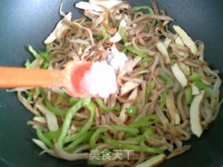 青椒香干炒大头菜丝的做法步骤：8