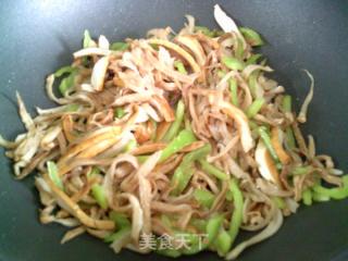 青椒香干炒大头菜丝的做法步骤：9