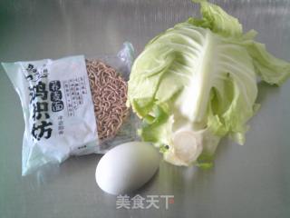 咸鸭蛋牛心菜炒荞麦面的做法步骤：1