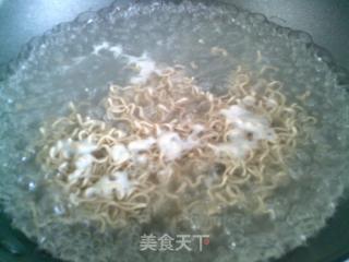 咸鸭蛋牛心菜炒荞麦面的做法步骤：4