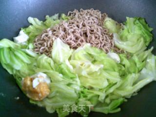 咸鸭蛋牛心菜炒荞麦面的做法步骤：6