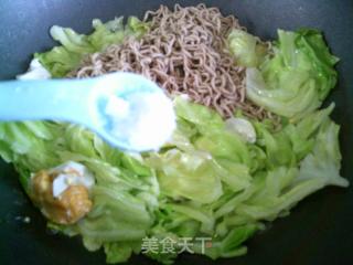 咸鸭蛋牛心菜炒荞麦面的做法步骤：7