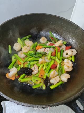 虾仁炒芦笋的做法步骤：9