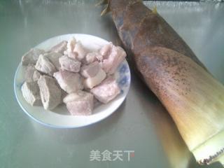 毛笋烧猪肉的做法步骤：1