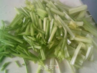 黑木耳茭白素炒芹菜的做法步骤：3