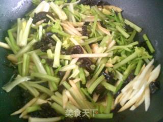 黑木耳茭白素炒芹菜的做法步骤：7