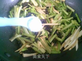 黑木耳茭白素炒芹菜的做法步骤：8