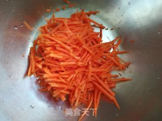 胡萝卜香葱煎饼的做法步骤：2