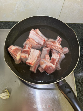 粉皮烧排骨的做法步骤：1