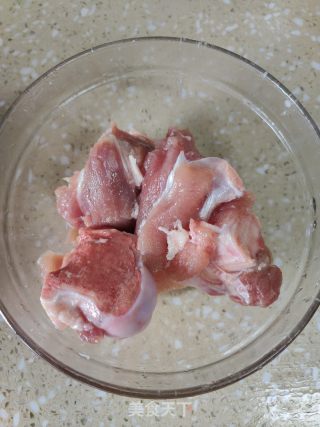 筒骨蒸肥肠的做法步骤：1