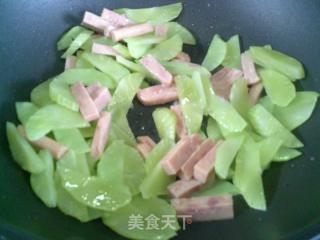午餐肉炒莴笋的做法步骤：4