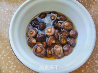 土豆乌米焖饭的做法步骤：1