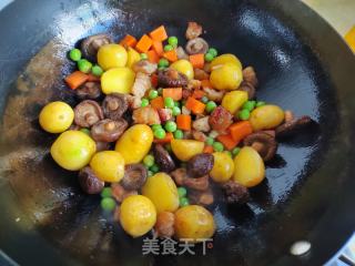土豆乌米焖饭的做法步骤：7