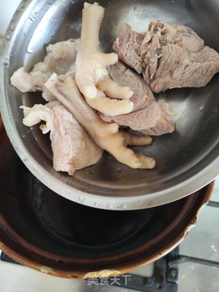 丝瓜西红柿扇骨汤的做法步骤：4