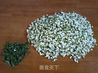 槐花水饺的做法步骤：1