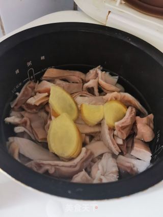 猪肚莲子汤的做法步骤：3