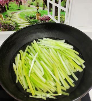 芹菜肉包子的做法步骤：1