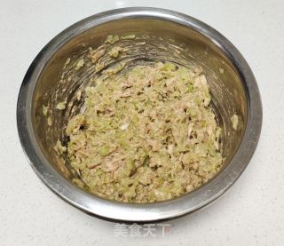 芹菜肉包子的做法步骤：2