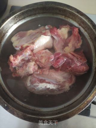 羊肚菌淮山瘦肉鸡骨汤的做法步骤：1