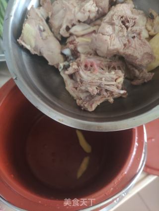 羊肚菌淮山瘦肉鸡骨汤的做法步骤：4