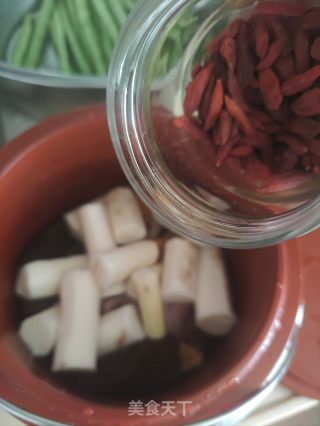 羊肚菌淮山瘦肉鸡骨汤的做法步骤：7