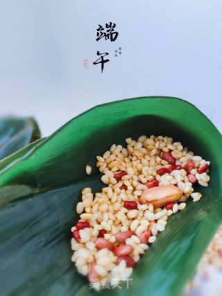 鲜肉蛋黄粽子的做法步骤：7