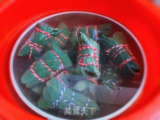 鲜肉蛋黄粽子的做法步骤：11