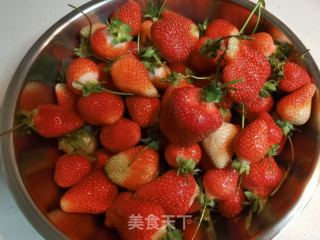 草莓酱的做法步骤：1