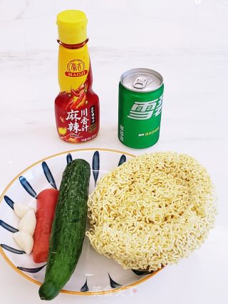 方便面的神仙吃法～雪碧拌方便面的做法步骤：1