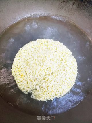 方便面的神仙吃法～雪碧拌方便面的做法步骤：2