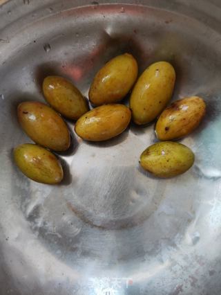 青橄榄炖腱子肉的做法步骤：1