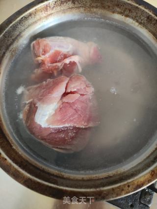青橄榄炖腱子肉的做法步骤：3