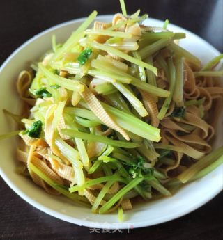 千张炒香芹的做法