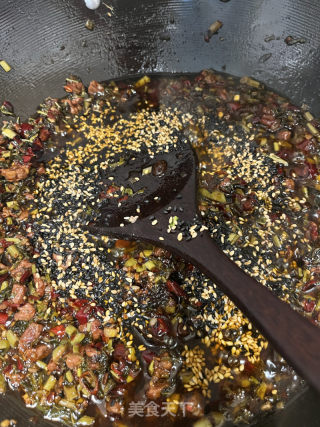 香椿牛肉酱的做法步骤：11