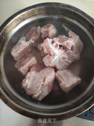 苹果蕃茄龙骨汤的做法步骤：1