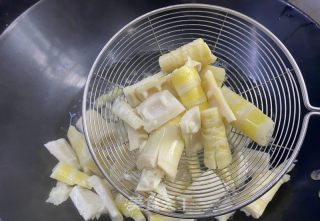 鲍鱼油焖笋的做法步骤：2