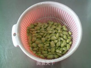 咸菜鱼板炒毛豆的做法步骤：2