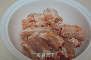 粉蒸排骨的做法步骤：1