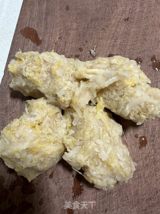 东北酸菜饺子的做法步骤：1